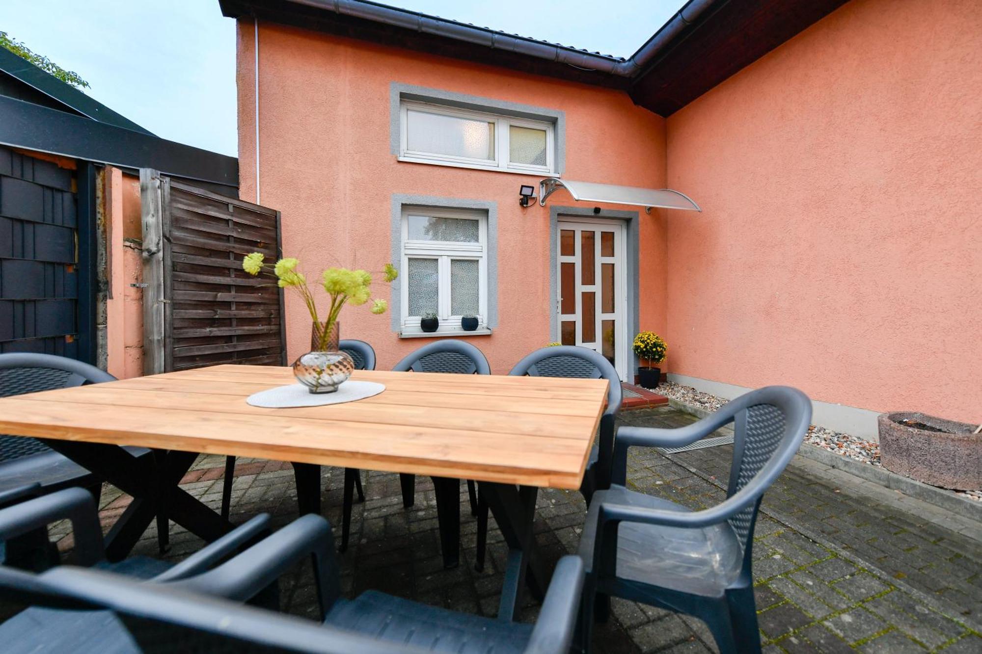 Grosses Spree Apartment, 3 Schlafzimmer Bis 10 Personen, 4X Kfz Parkplatz, Terrasse, Waschtrockner, Wlan, Netflix Chociebuż Zewnętrze zdjęcie